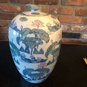 VINTAGE CHINA PORCELAIN 12” TALL VASE W/ FROG LID